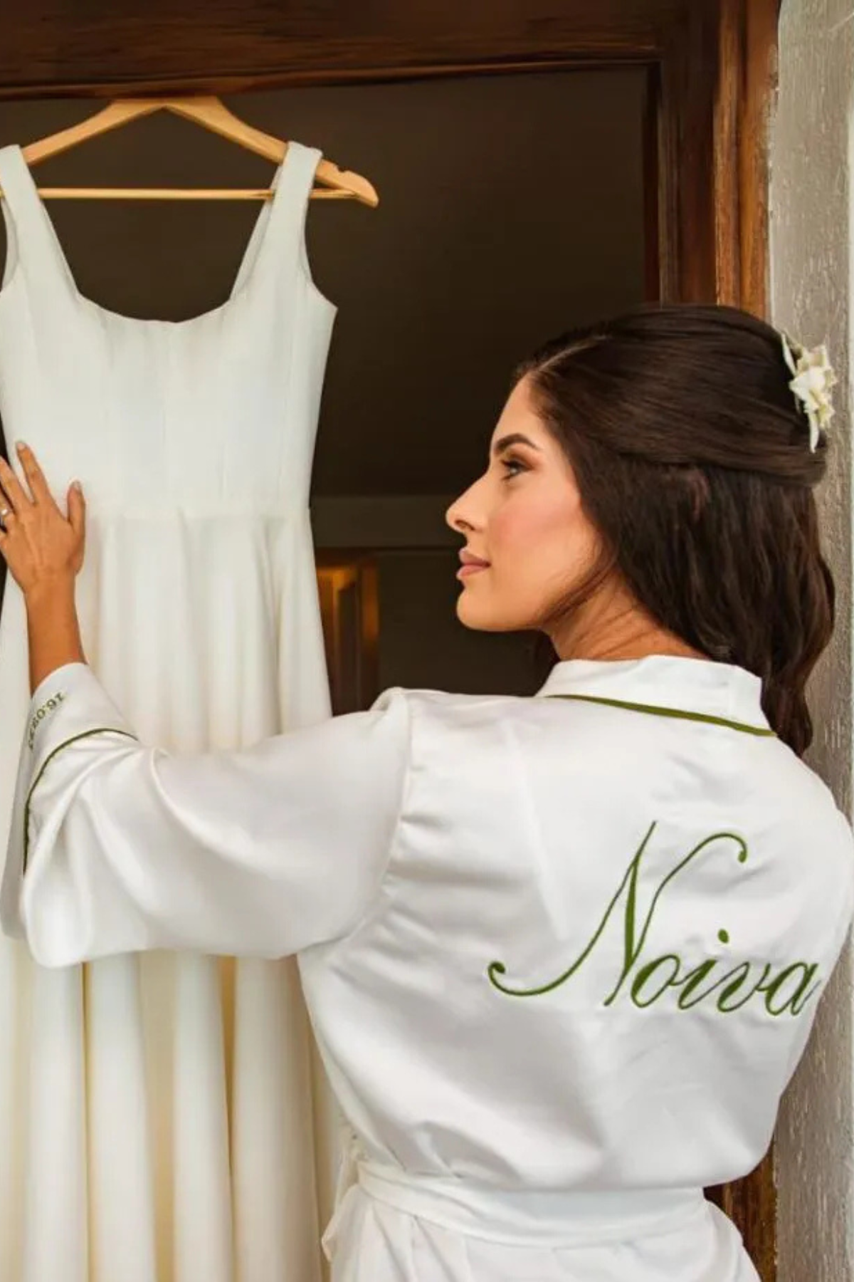 Robe Lori longo Personalizado com Detalhes em Friso
