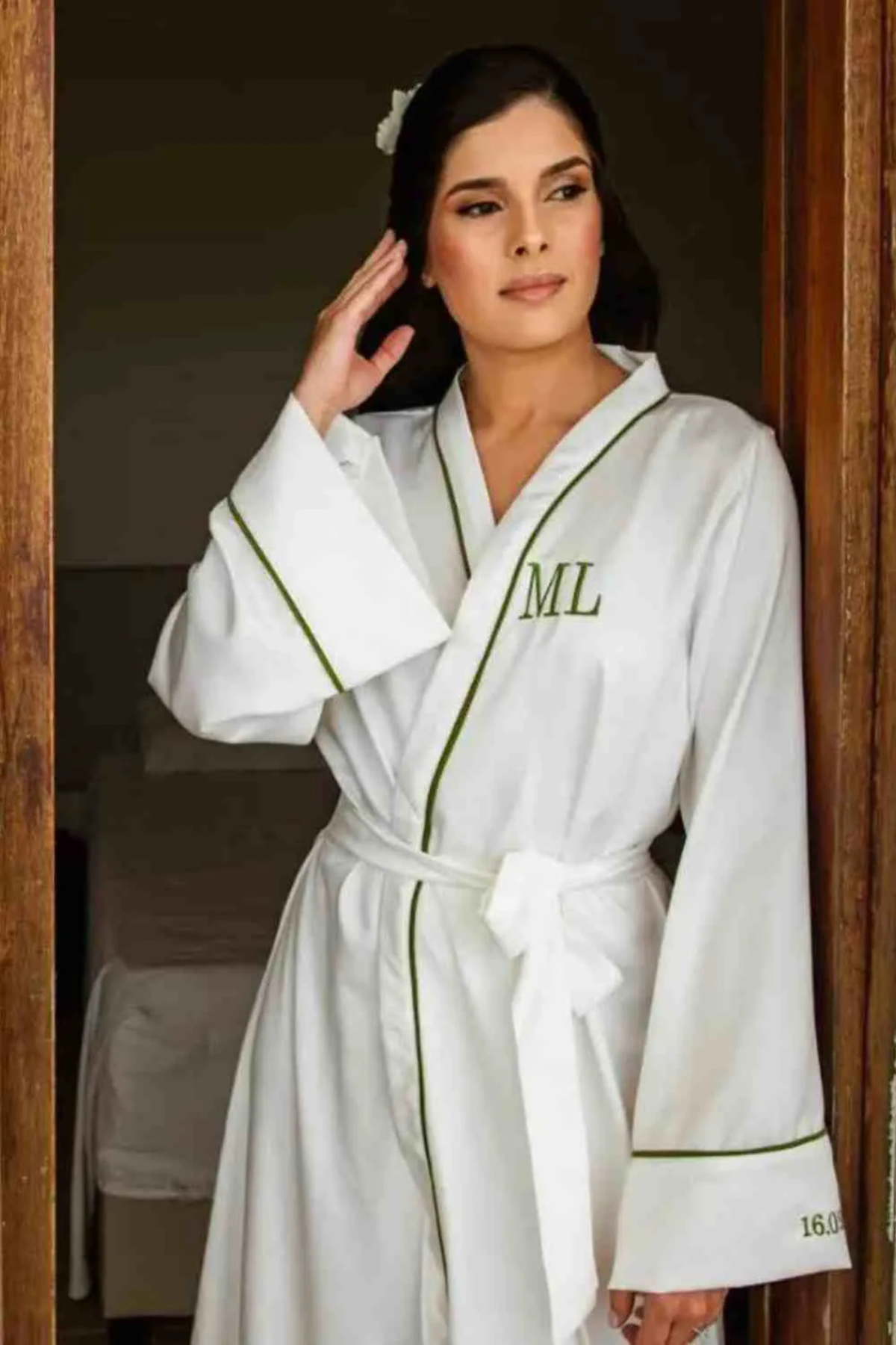 Robe Lori longo Personalizado com Detalhes em Friso
