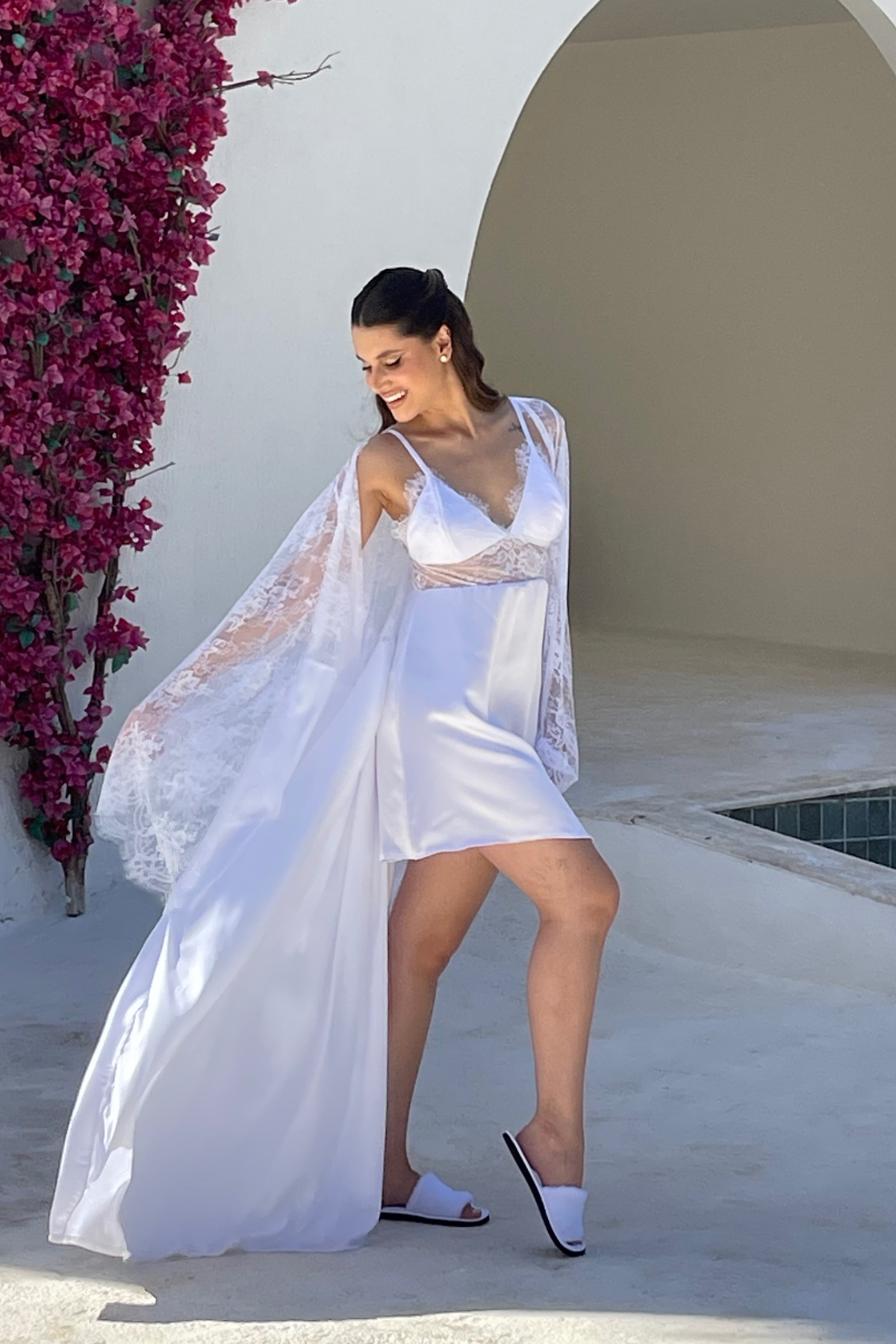 Camisola de Noiva Curta Elegante com Detalhes em Renda Chantilly Fina