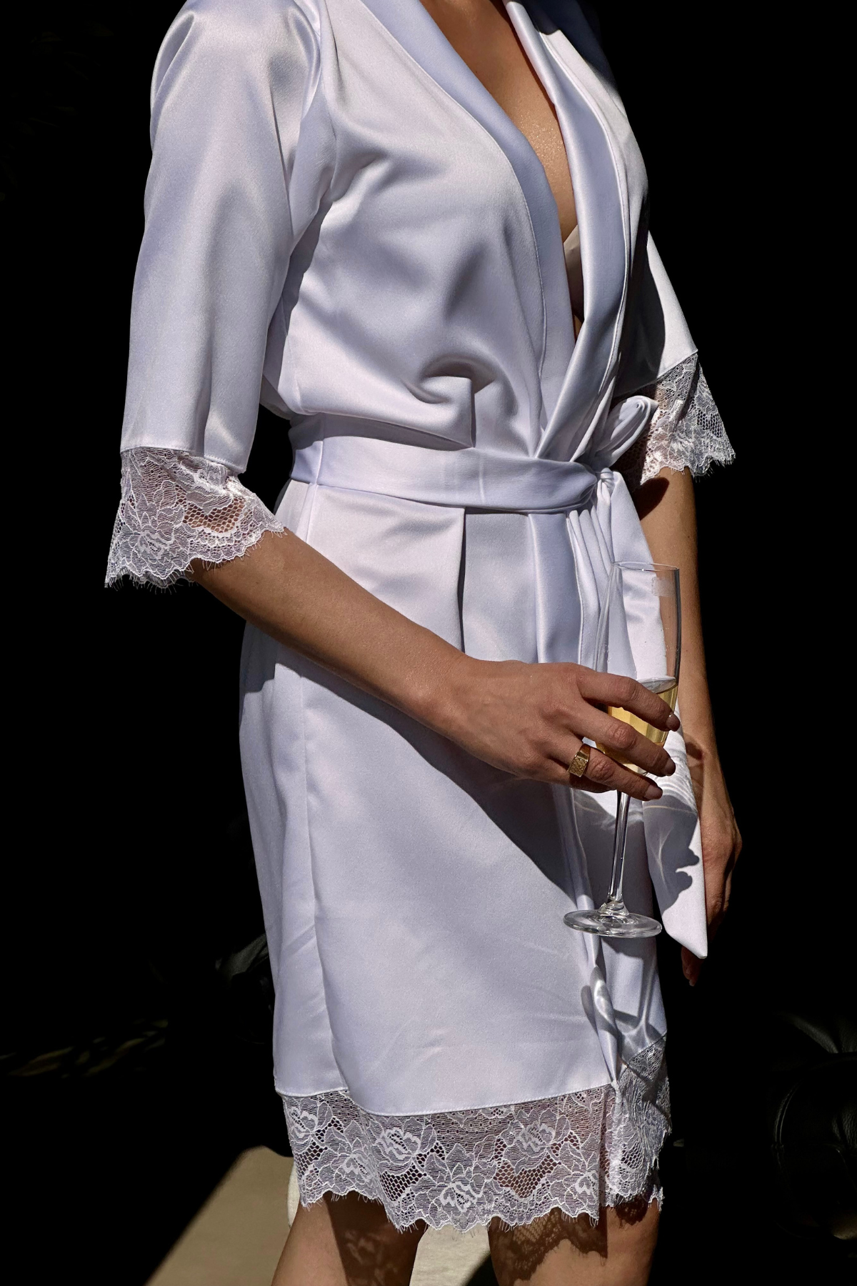 Robe Beatriz Curto com Renda Chantilly Branco e Off White para Noiva