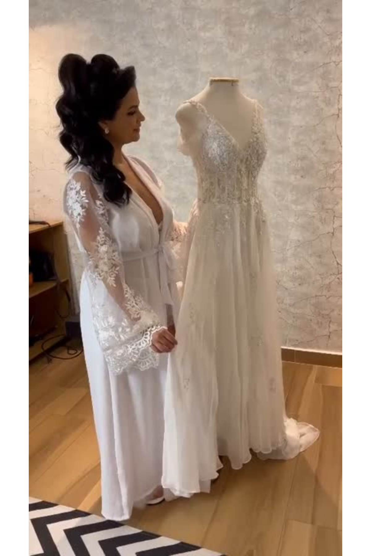 Robe Sandy Branco Longo para Noiva com Mangas em Tule Bordado