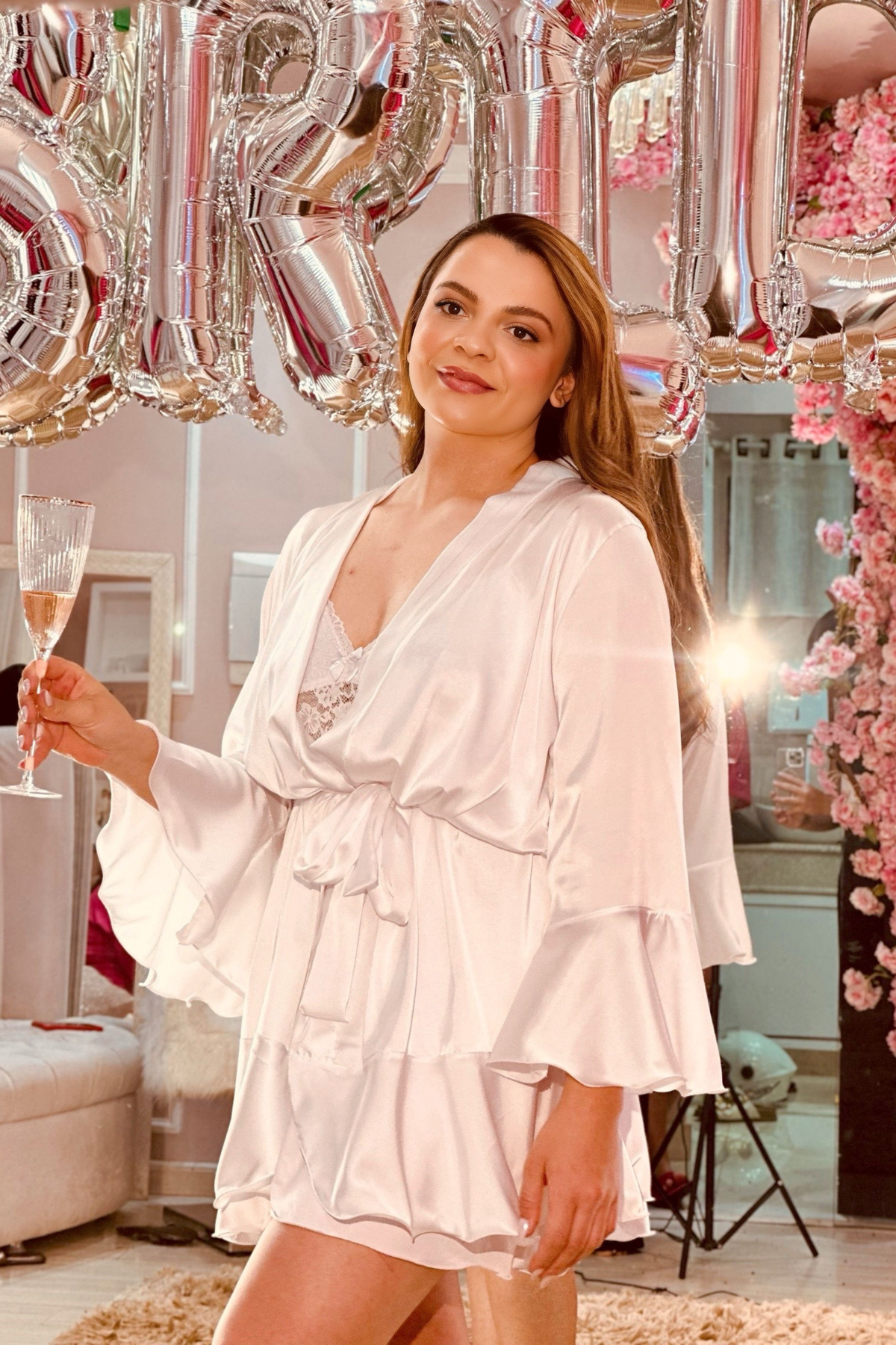 Robe Geovana Curto com Manga Flaire e Saia de Babado Para Noiva Classica