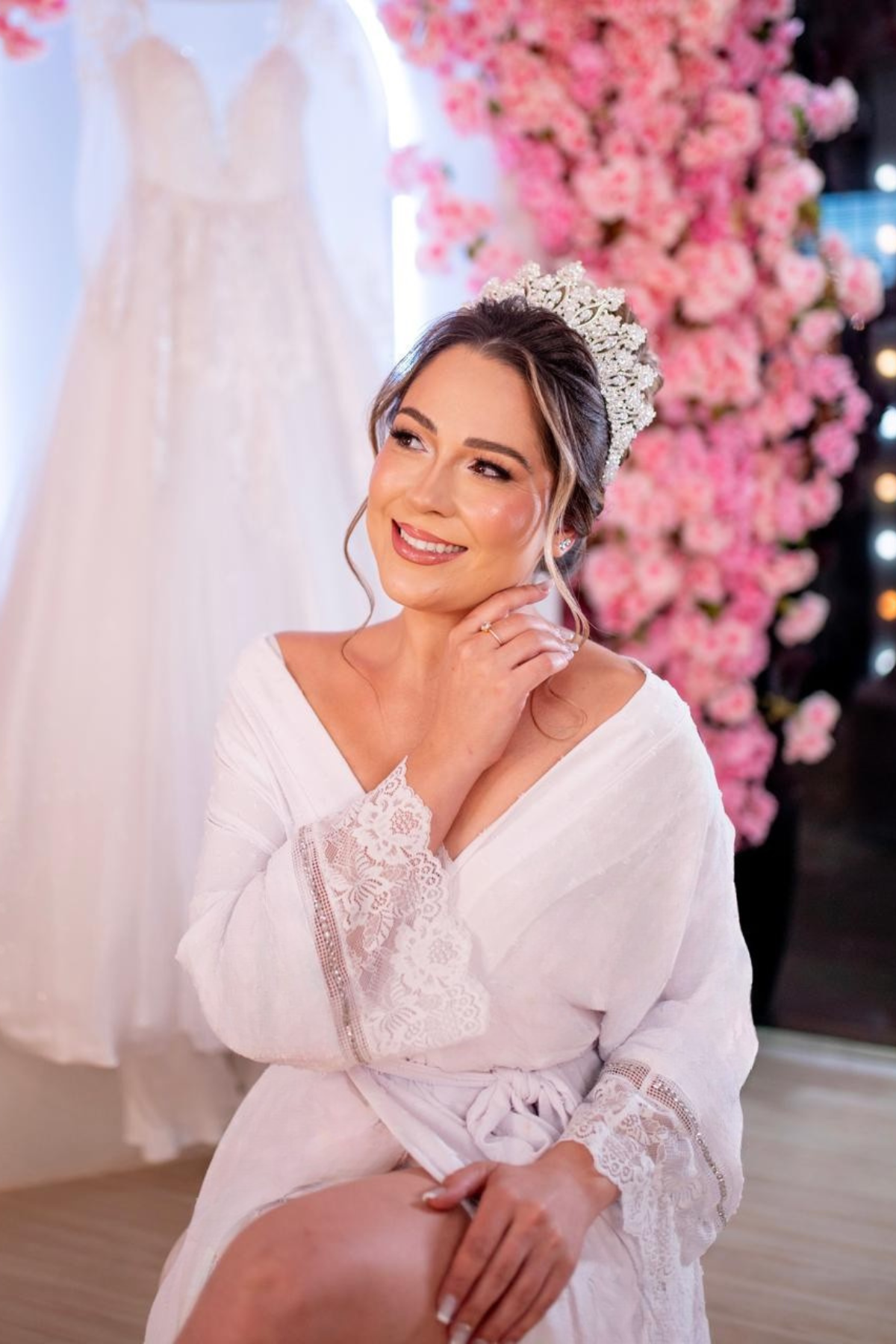 Robe Laura em Crepe Duna Poá na cor branco com Renda para Noiva Clássica