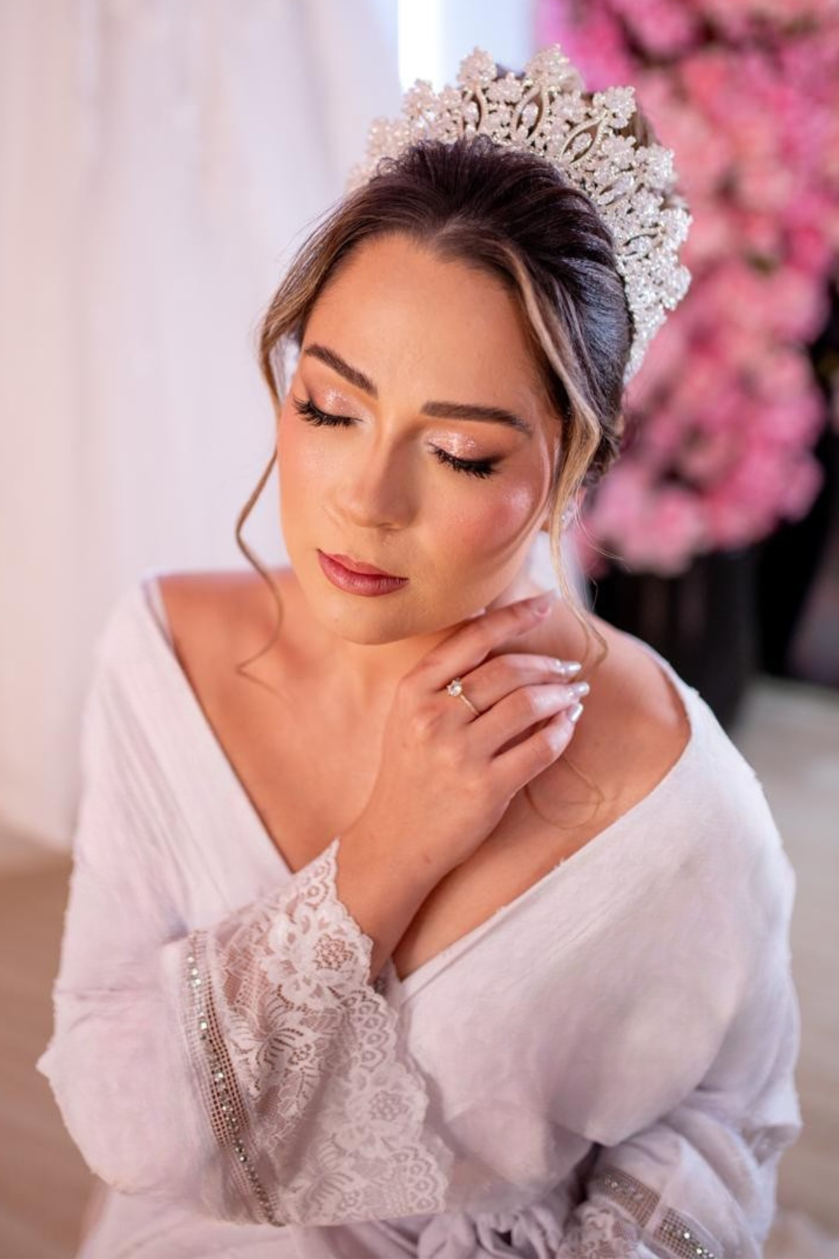 Robe Laura em Crepe Duna Poá na cor branco com Renda para Noiva Clássica