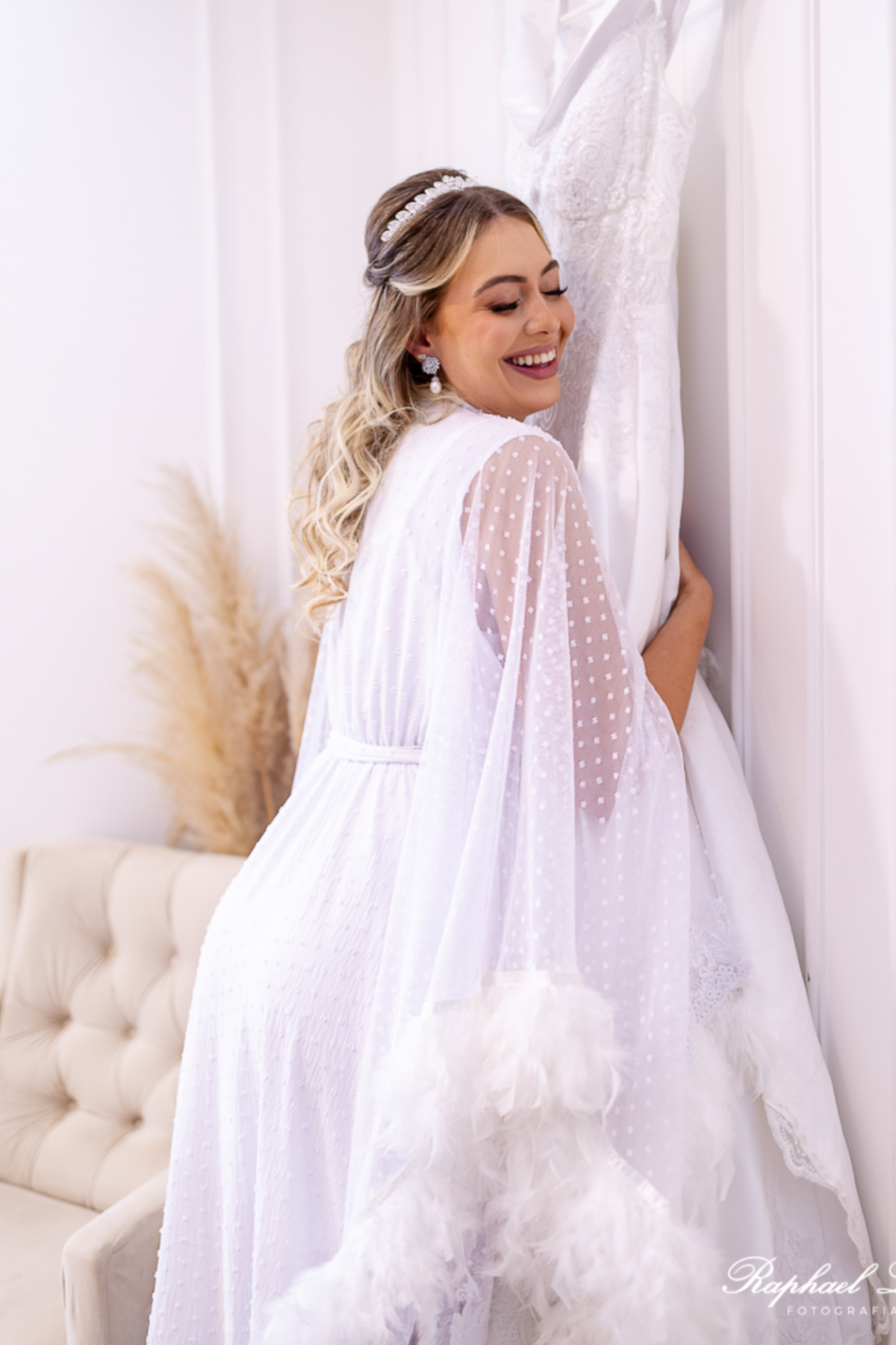 Robe Anjo II em Tule Longo com Guipir e Plumas para Noiva Fashion