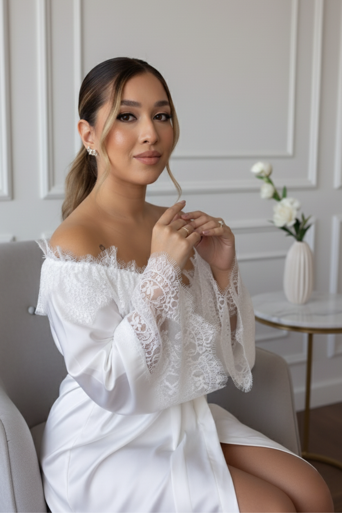 Robe Valentina com Guipir Sofisticado e Detalhe em Renda para Noiva Clássica