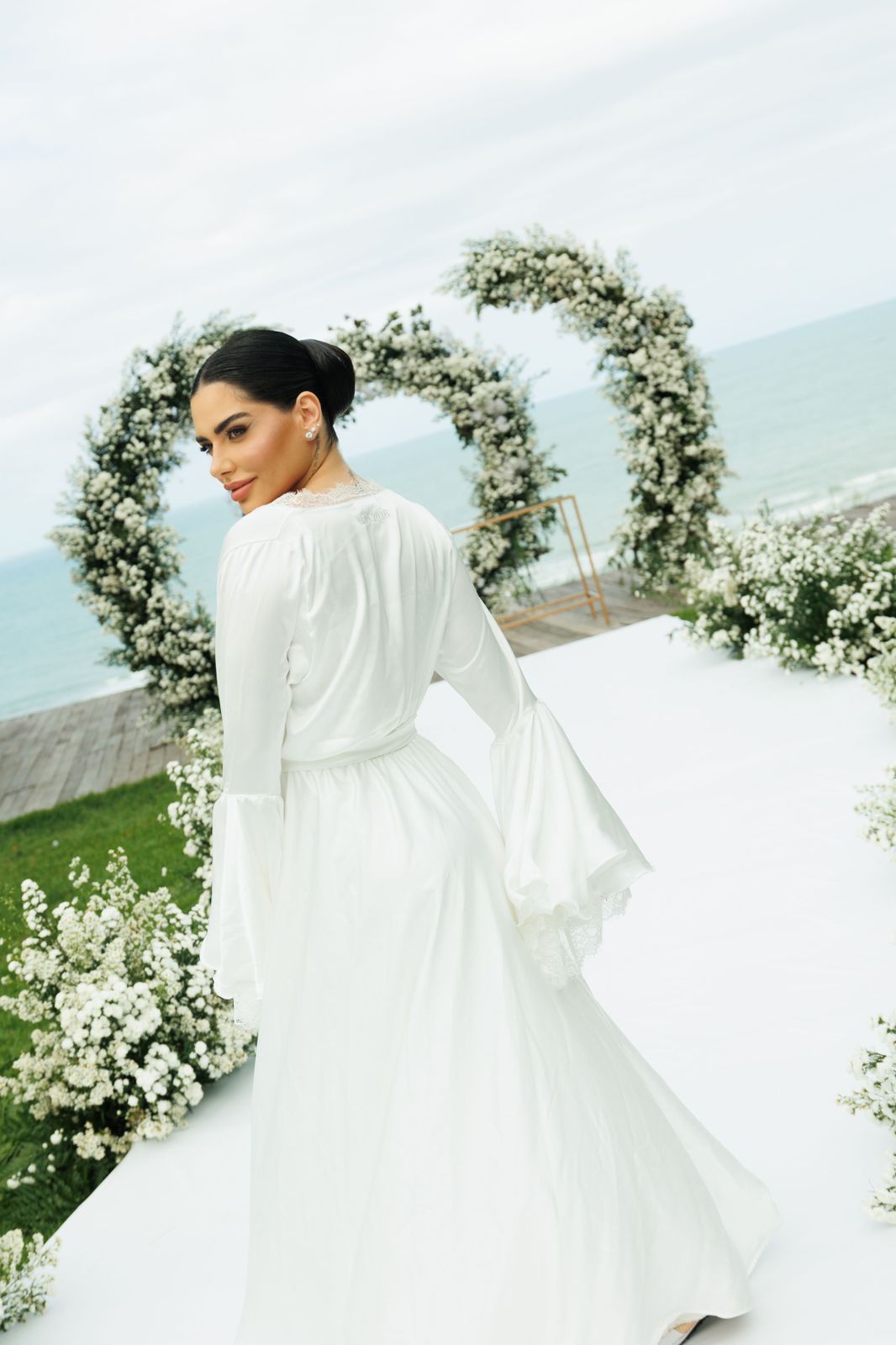 Robe Áurea Imponente Estilo Minimalista