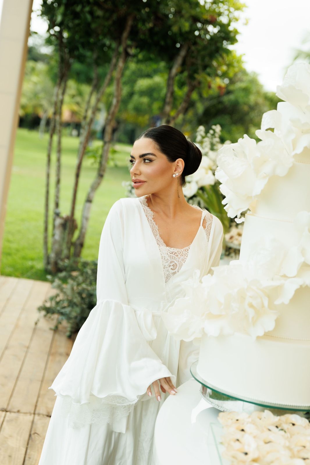 Robe Áurea Imponente Estilo Minimalista