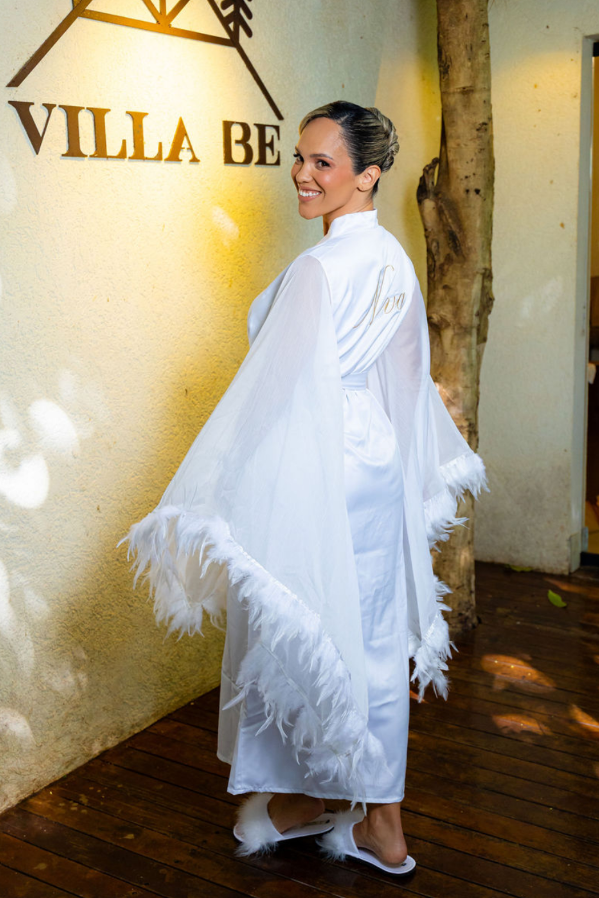 Robe Isis Off White com Tule Transparente e Plumas para Noivas Fashion