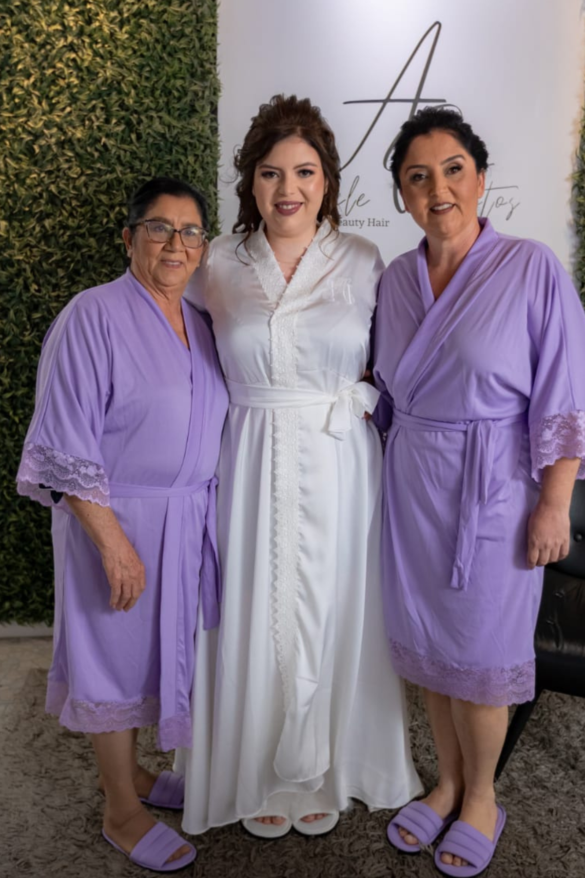 Robe Barbara Lilas com Renda Madrinha Mãe da Noiva e Daminha NÃO amarrota