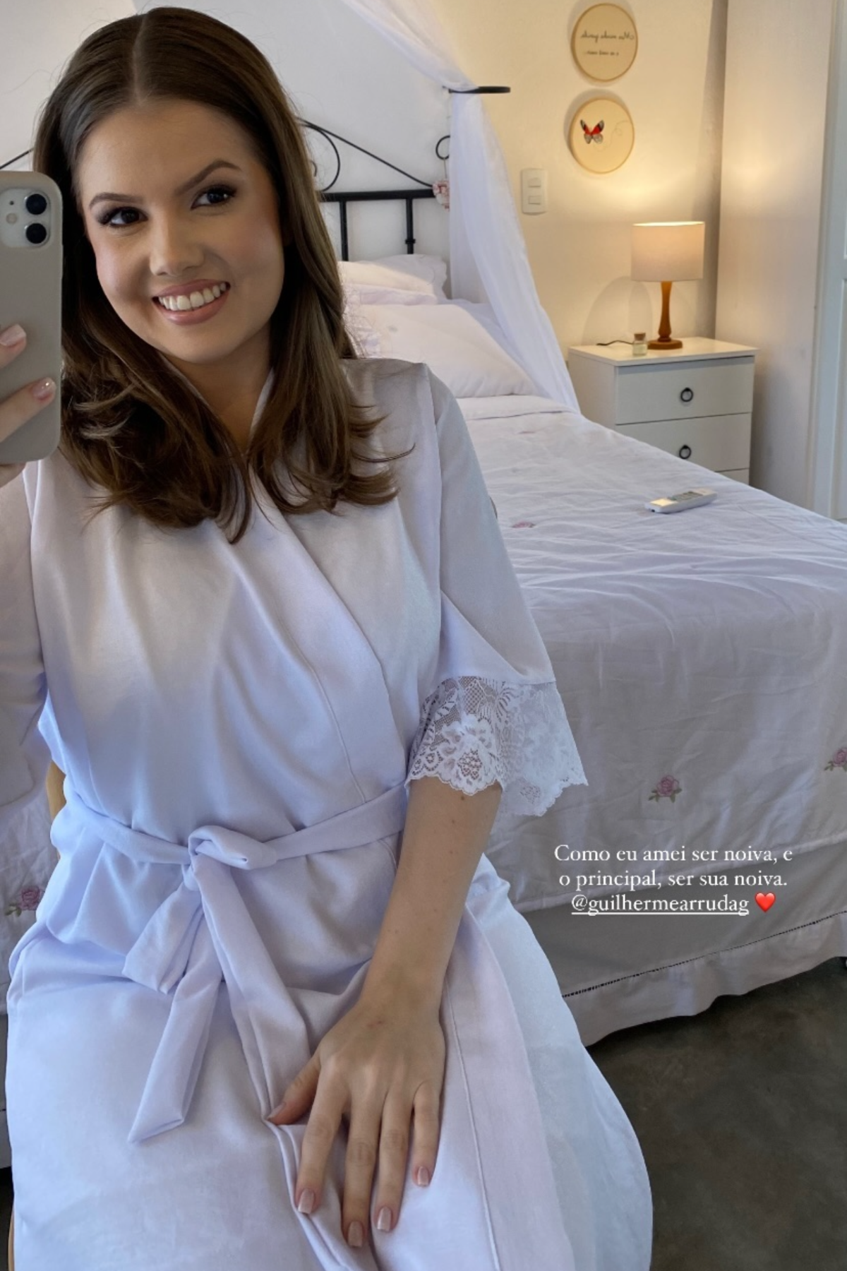 Robe Beatriz Curto com Renda Chantilly Branco e Off White para Noiva Classica