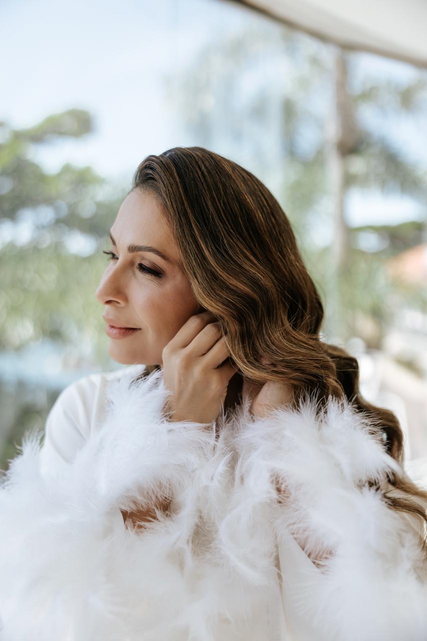 Robe Paola Branco Longo com Plumas para Noivas Fashion