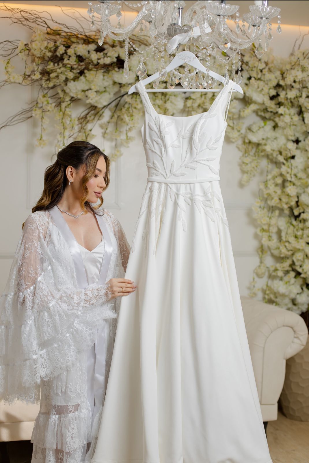 Robe Brina Longo em Renda Chantilly Francesa com Camisola Boho Chic