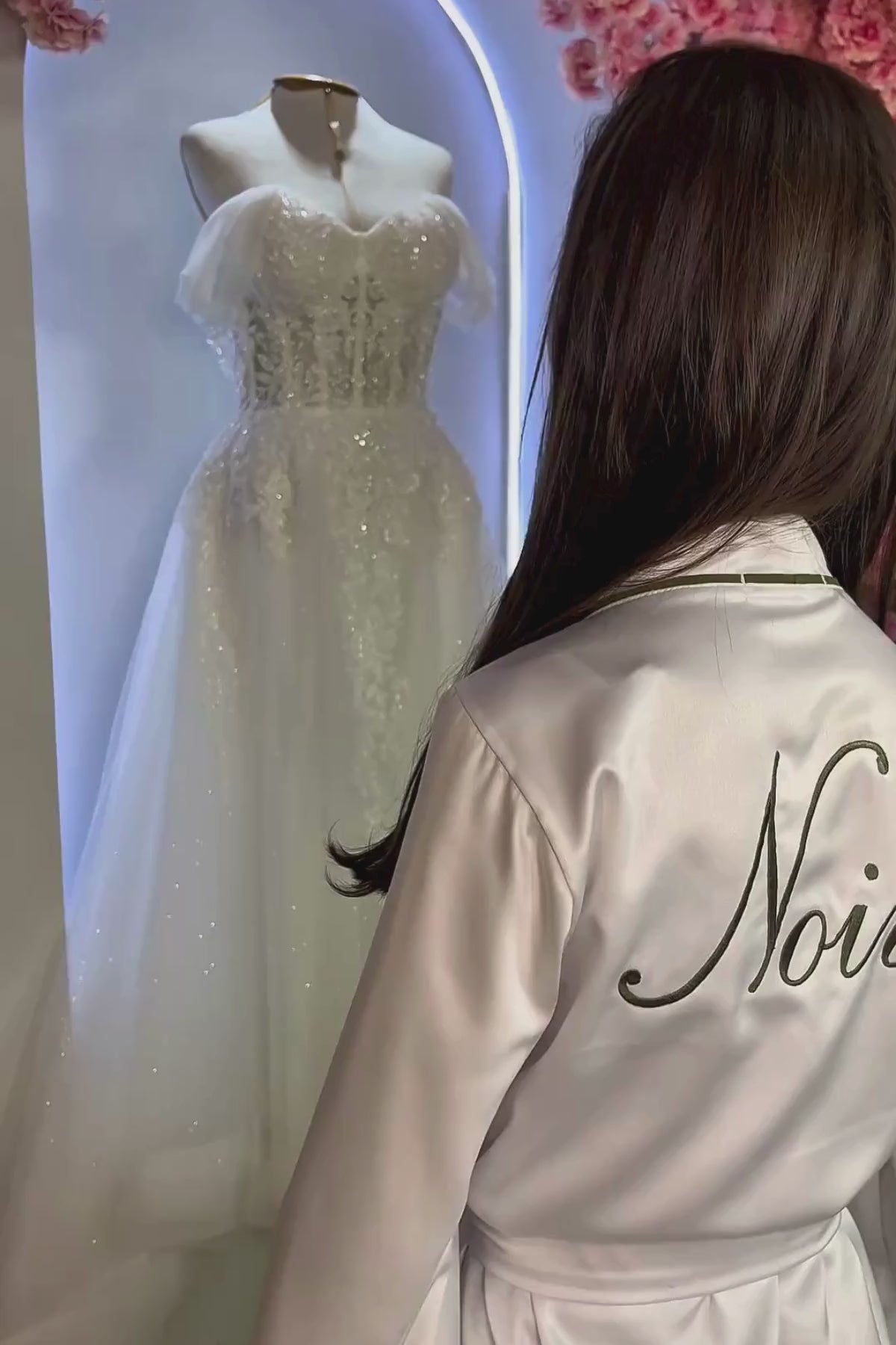 Robe Lori longo Personalizado com Detalhes em Friso