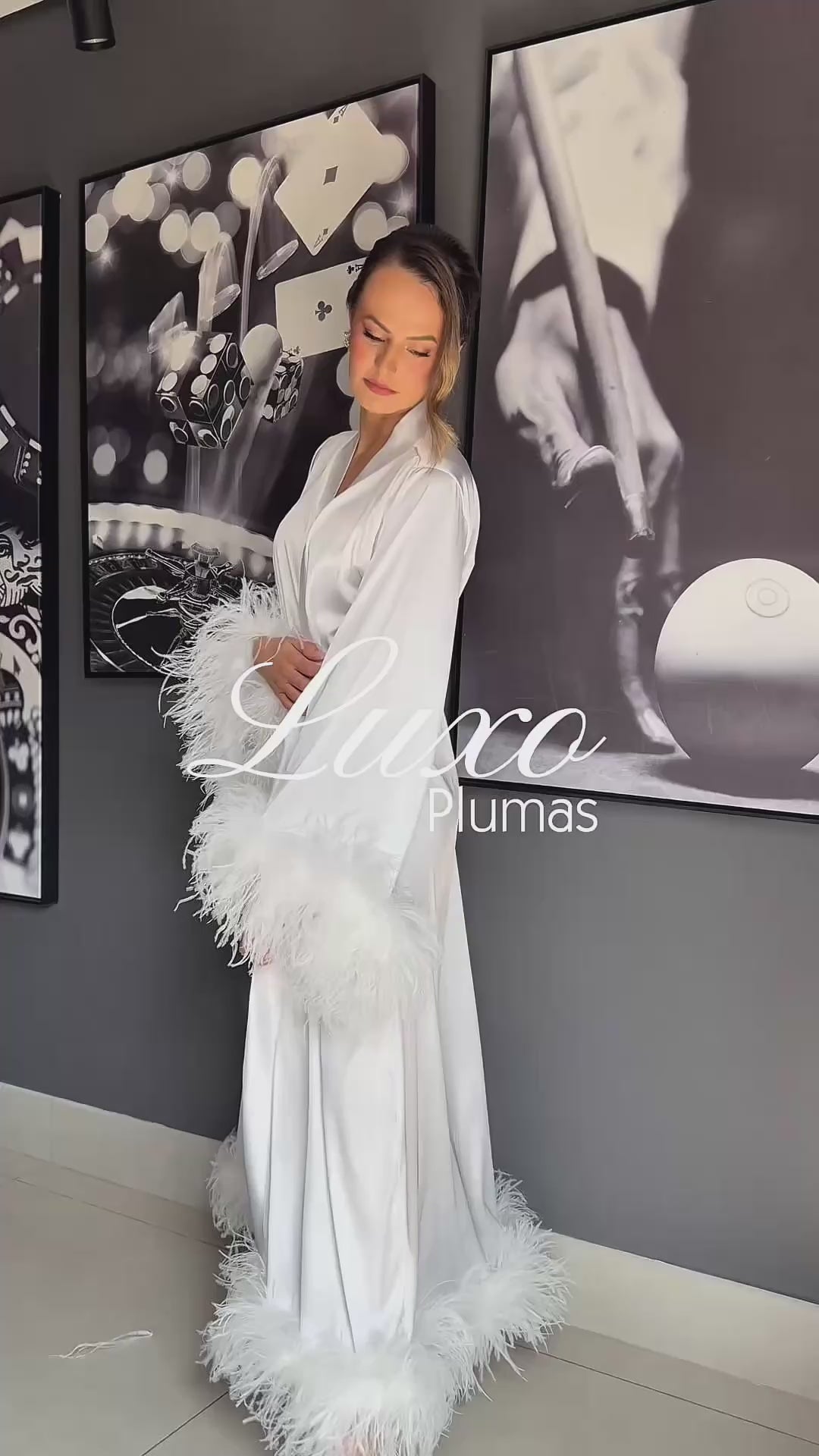 Robe Livia Longo para Noiva com Mangas e Barra em Plumas Luxo
