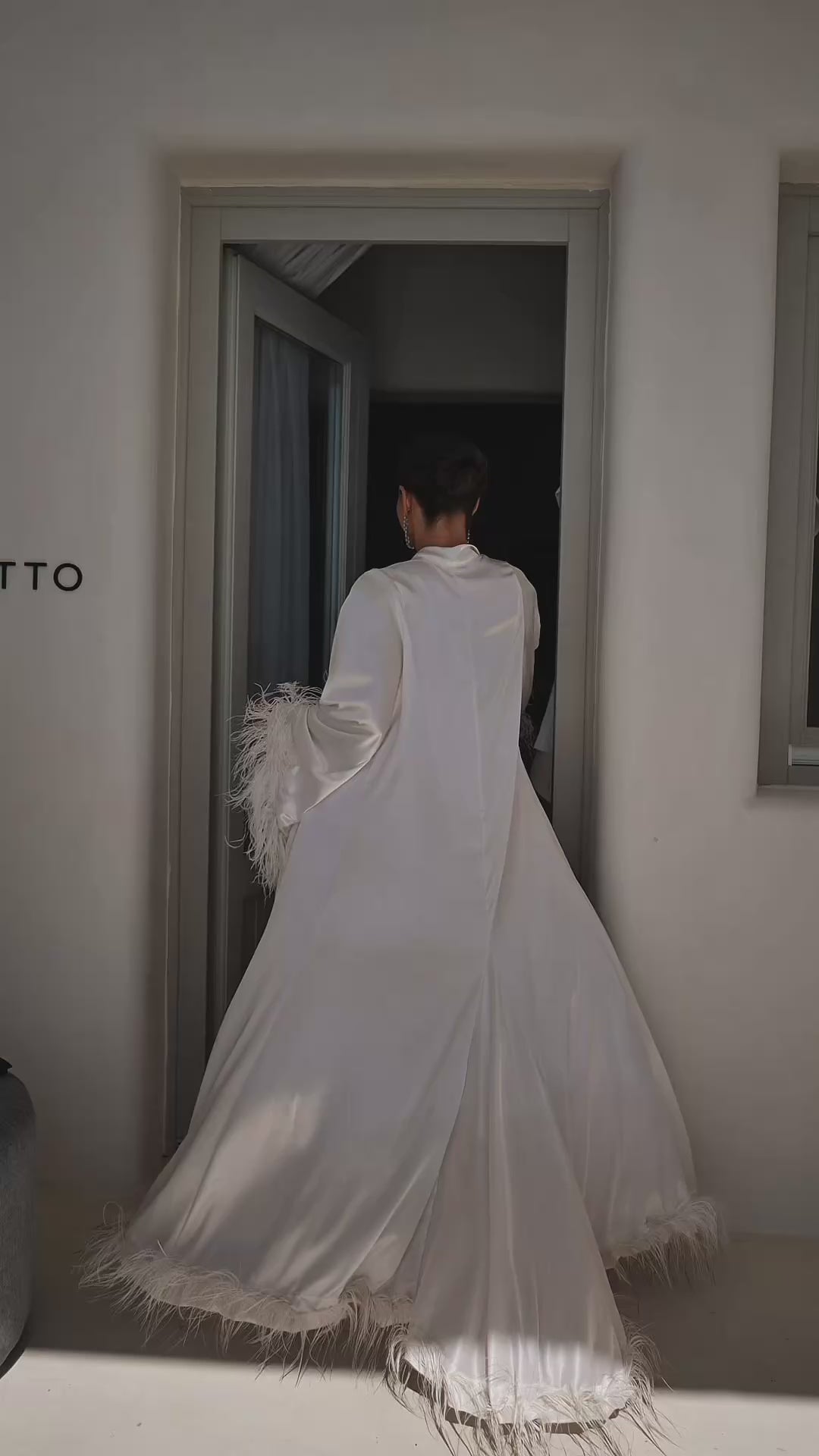 Robe Livia Longo para Noiva com Mangas e Barra em Plumas Luxo