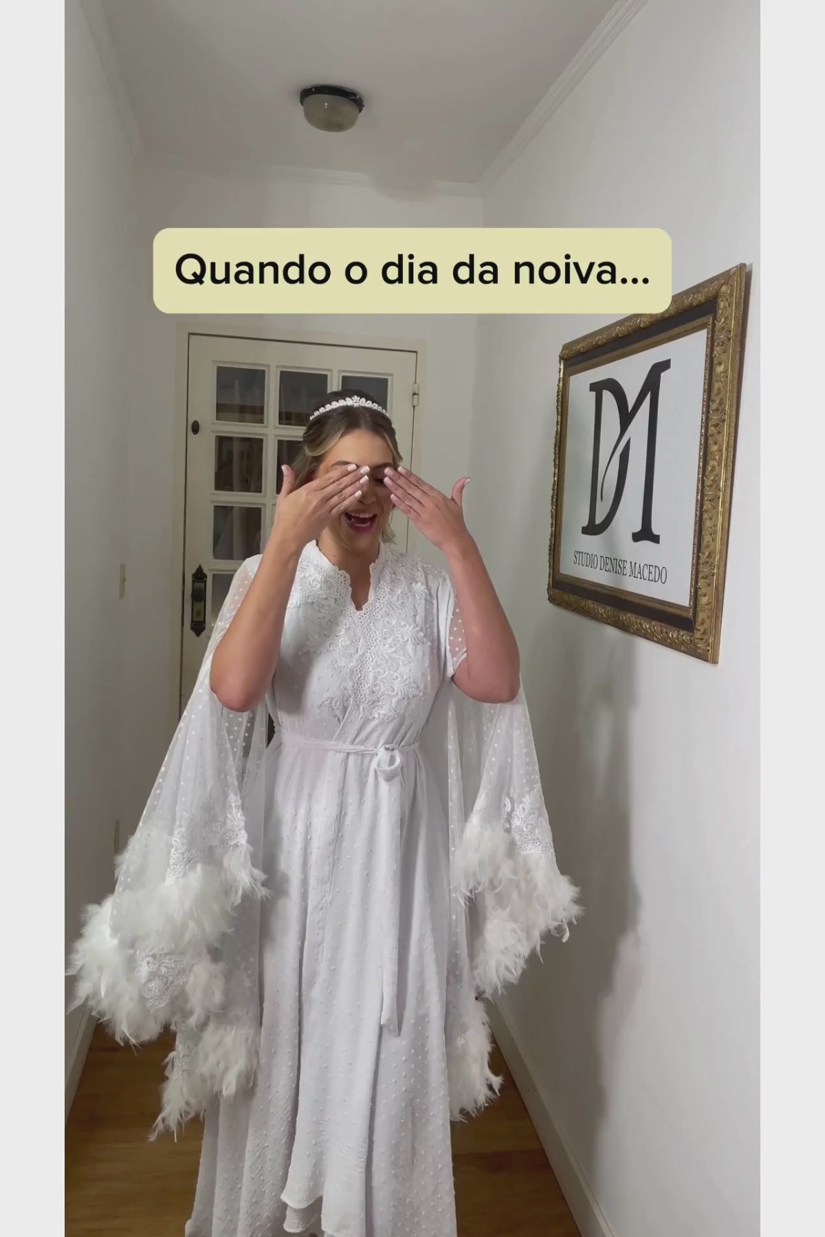 Robe de Noiva Anjo II em Tule Longo com Guipir e Plumas Elegantes