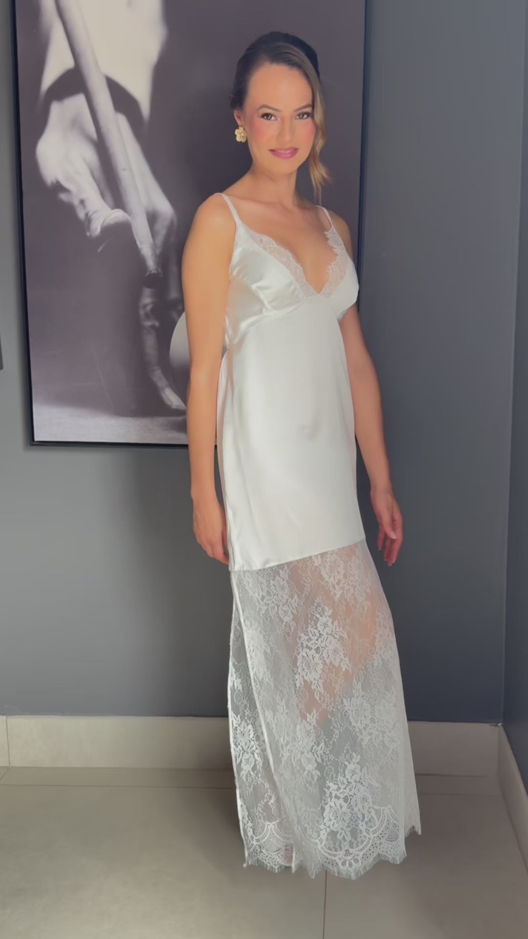 Camisola Livia de Noiva Longa Elegante com Detalhes em Renda