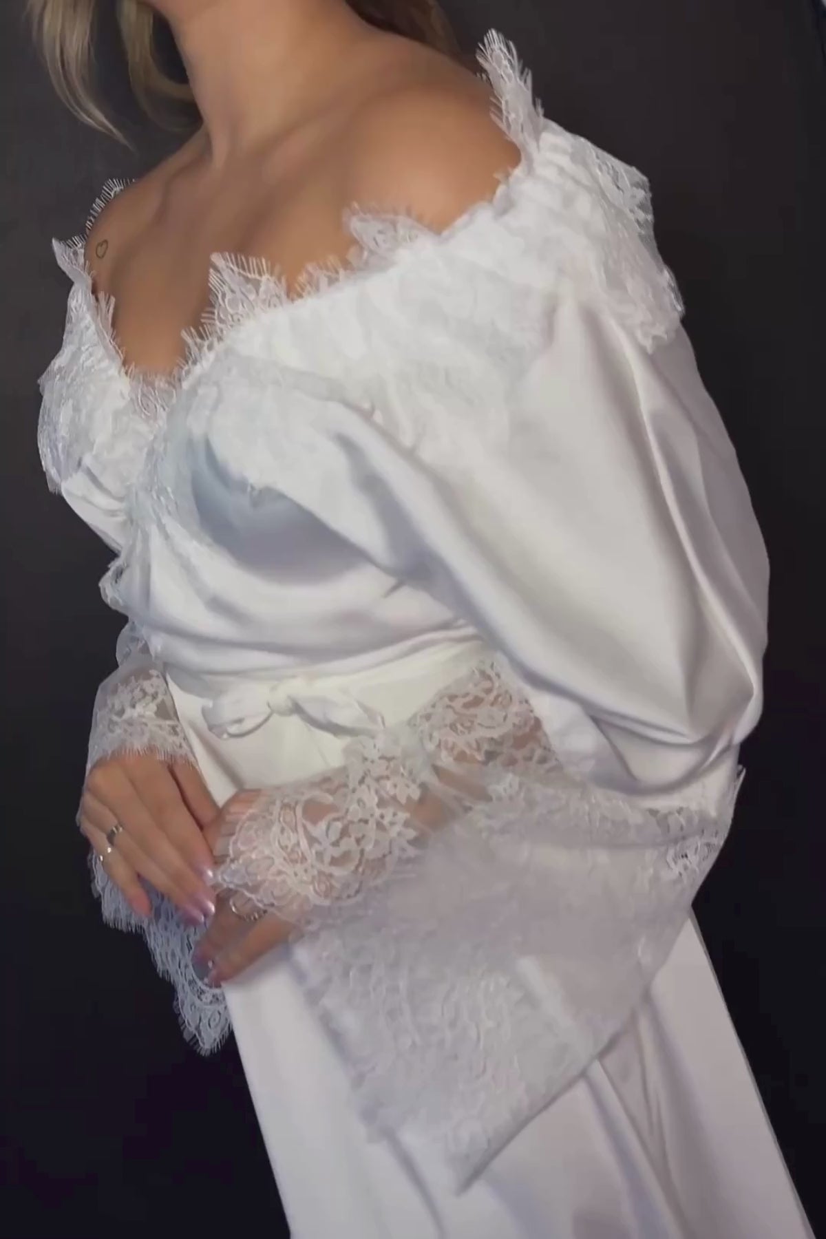 Robe Valentina com Guipir Sofisticado e Detalhe em Renda para Noiva Clássica