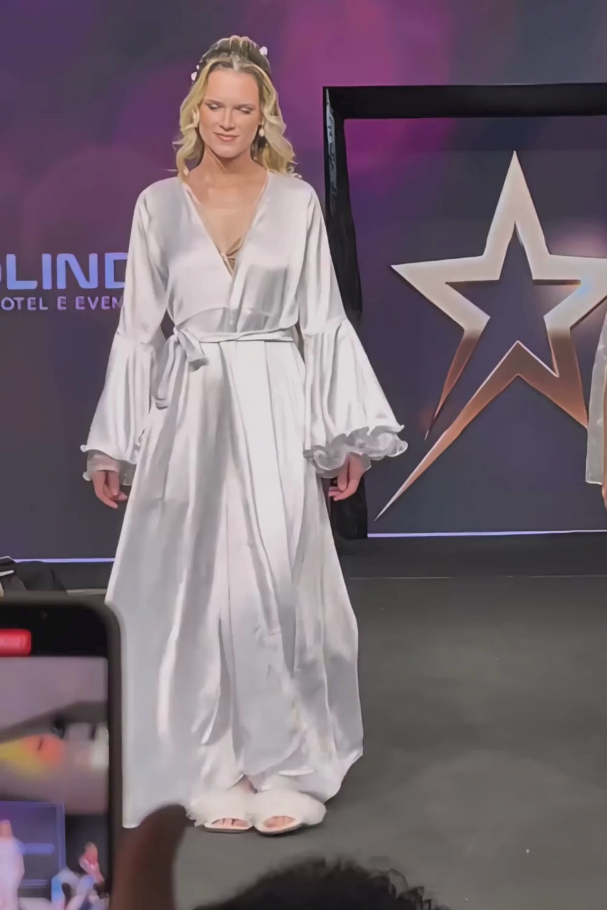 Robe Áurea Longo Mangas Flair em Renda Chantilly Francesa Noivas Romanticas