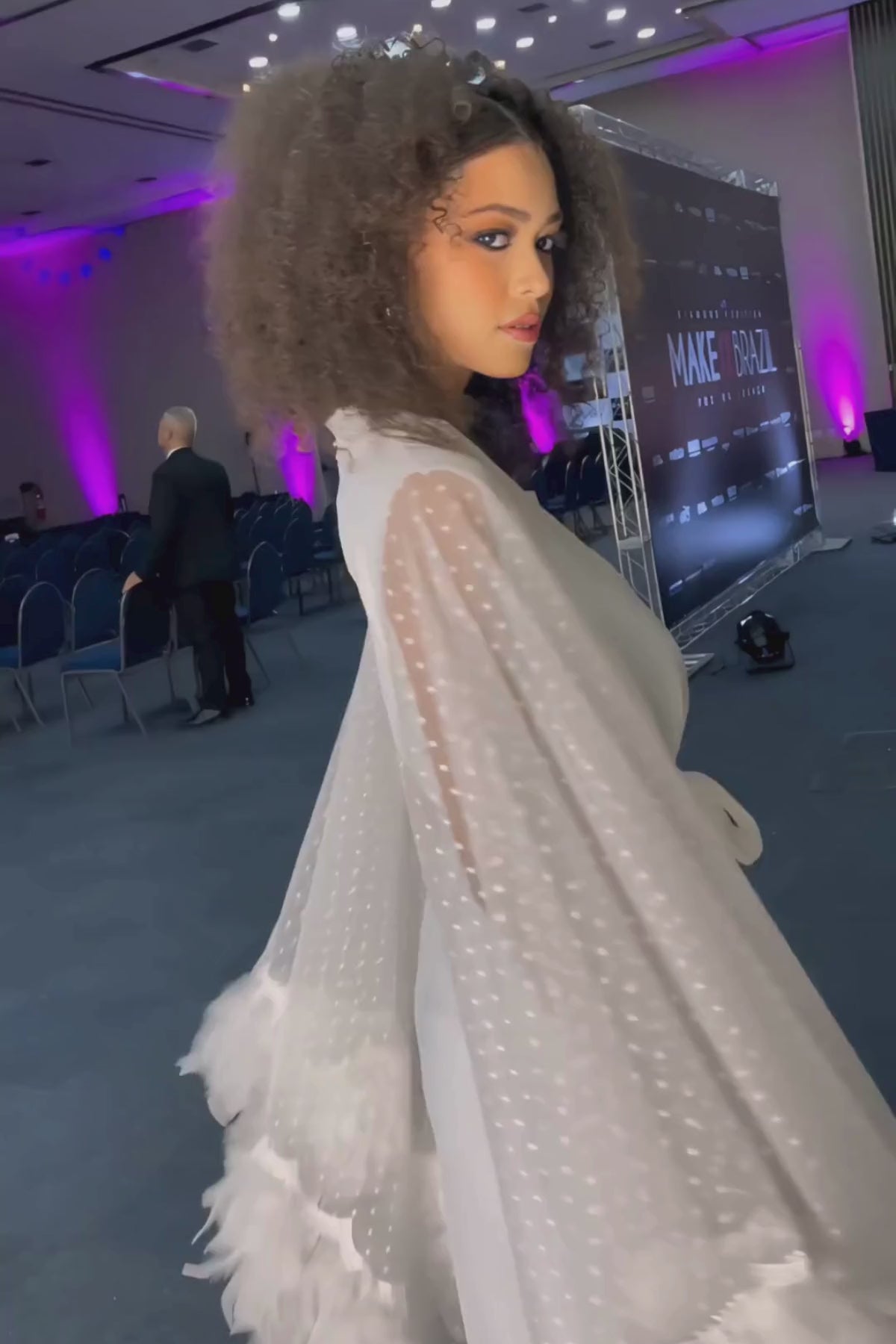 Robe Anjo para Noiva com Tule Poá e Sofisticado Detalhe em Plumas