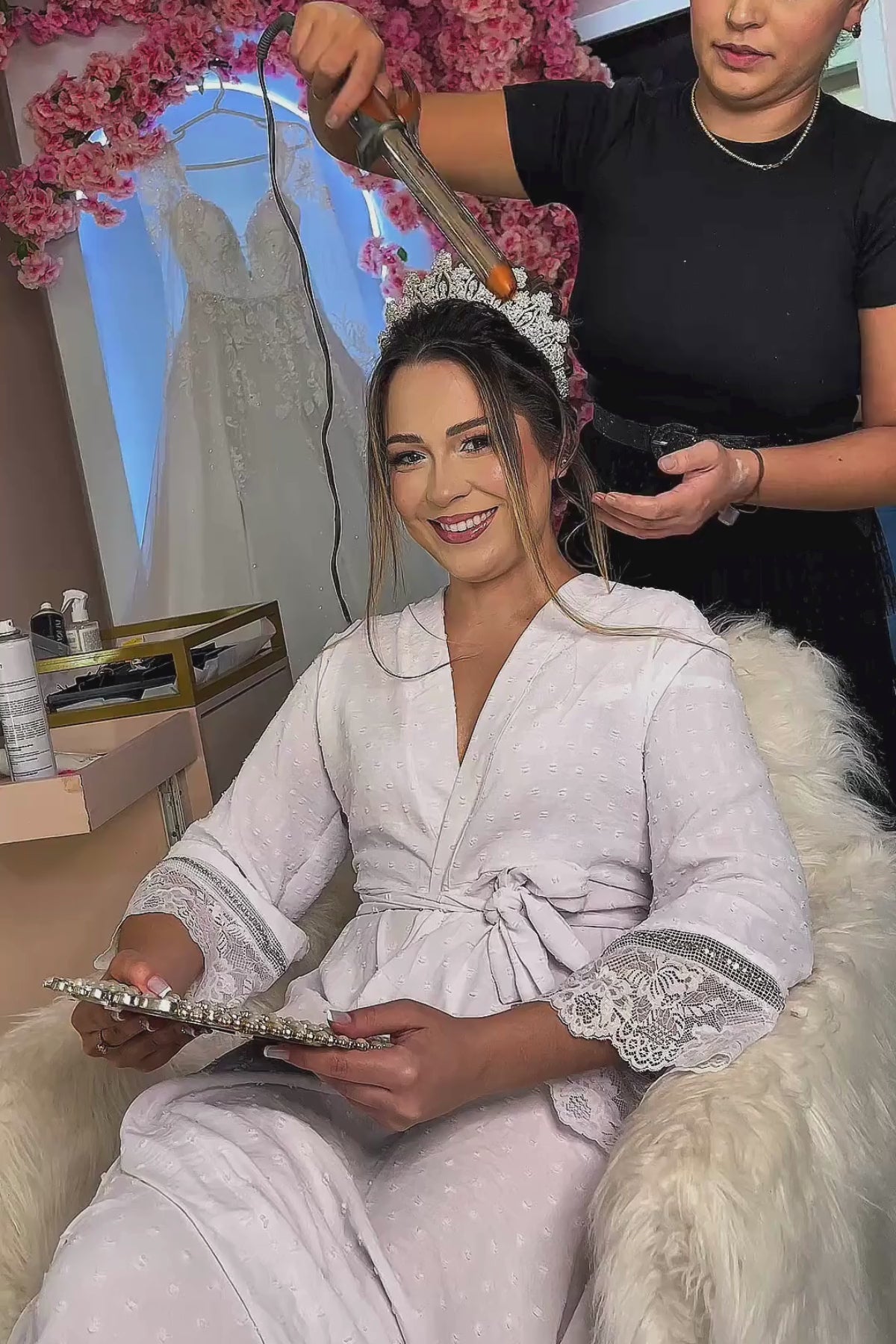 Robe de Noiva Laura em Crepe Duna Poá na cor branco com Renda
