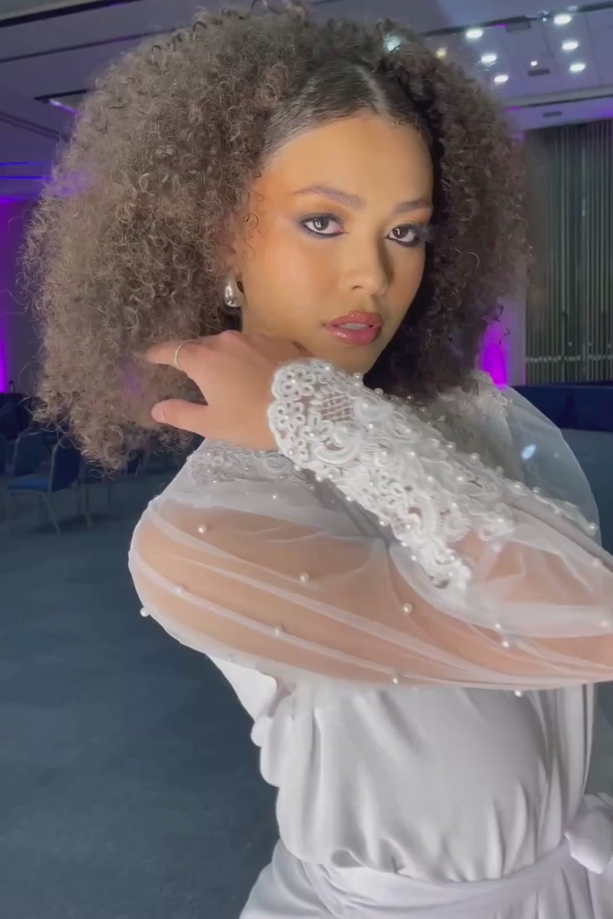 Robe Rafaela Longo Manga Tule com Pérolas e Guipir Luxo para Noiva