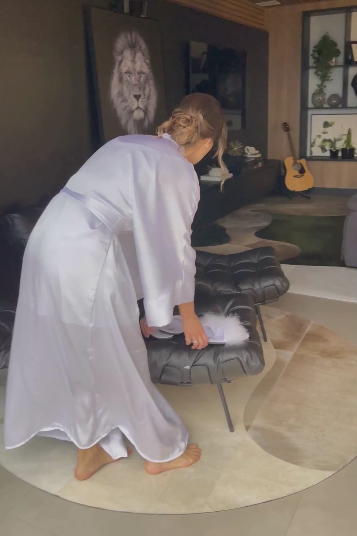 Robe Mouce Longo para Noiva Branco Minimalista com Mangas Estilo Kimono