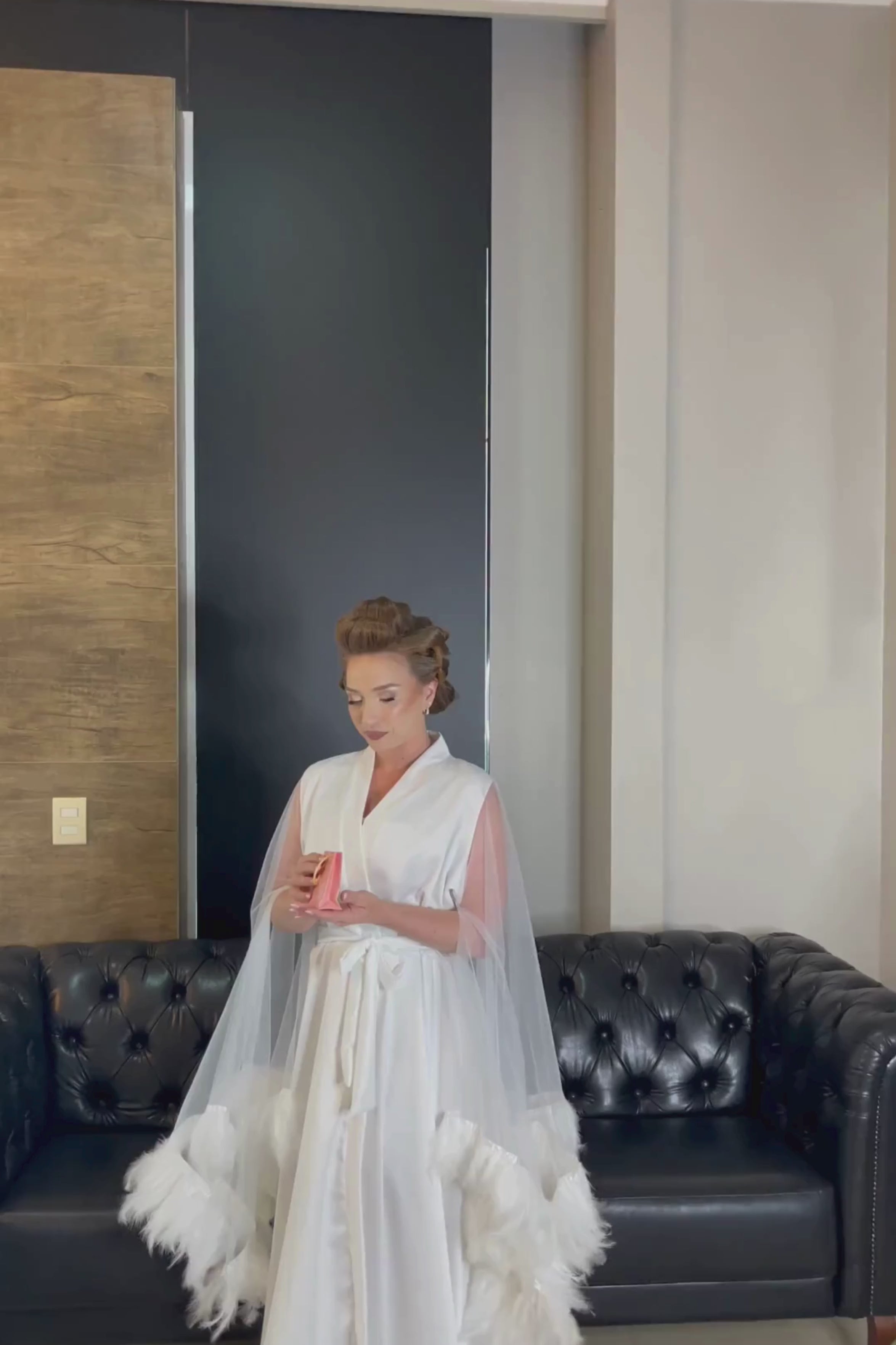 Robe de Noiva Isis Off White com Tule Transparente e Plumas