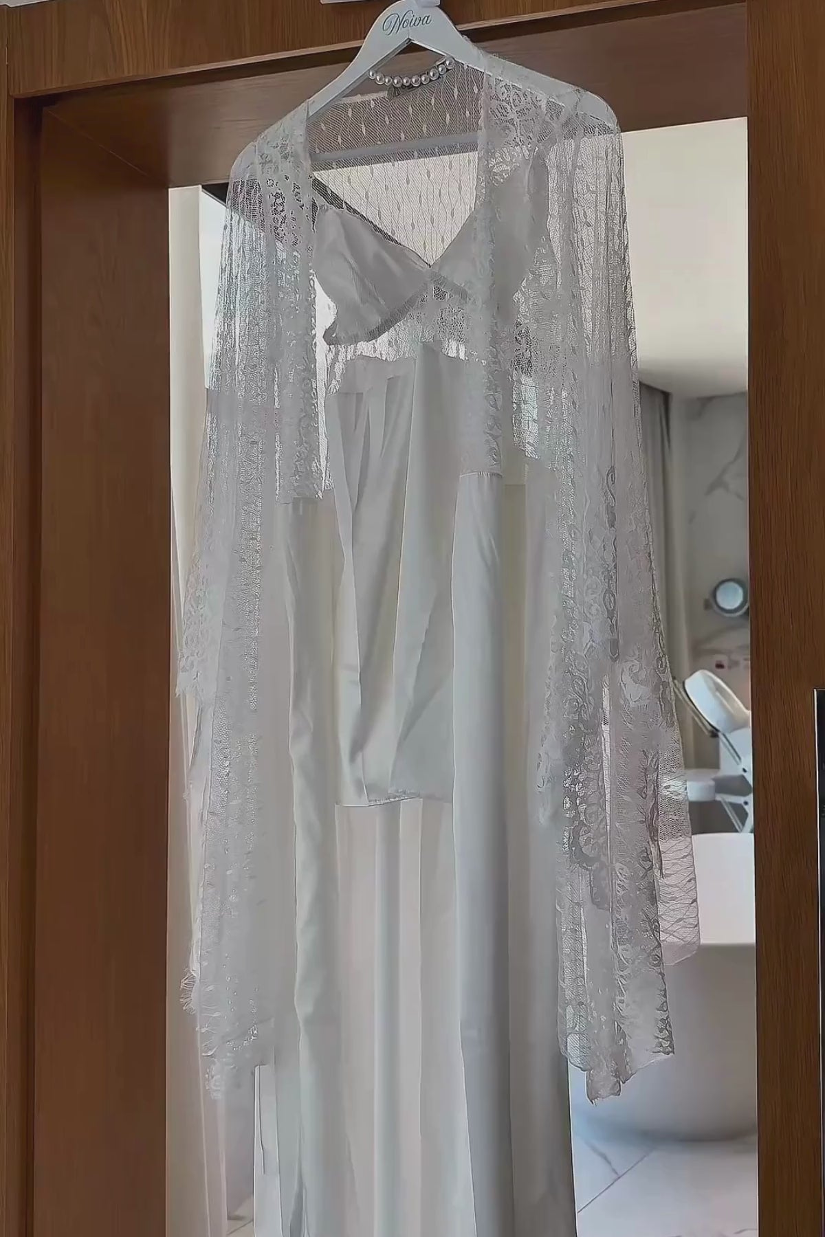 Conjunto Mariane Branco Robe Longo em Renda Francesa com Camisola