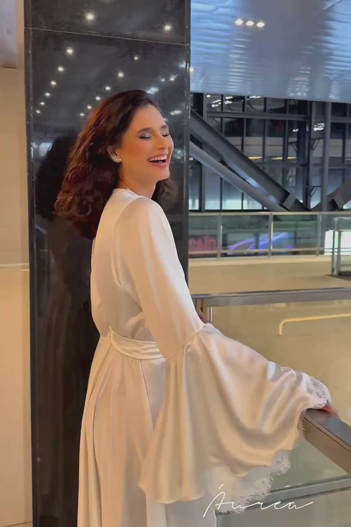 Robe Áurea Longo Mangas Flair em Renda Chantilly Francesa Noivas Romanticas