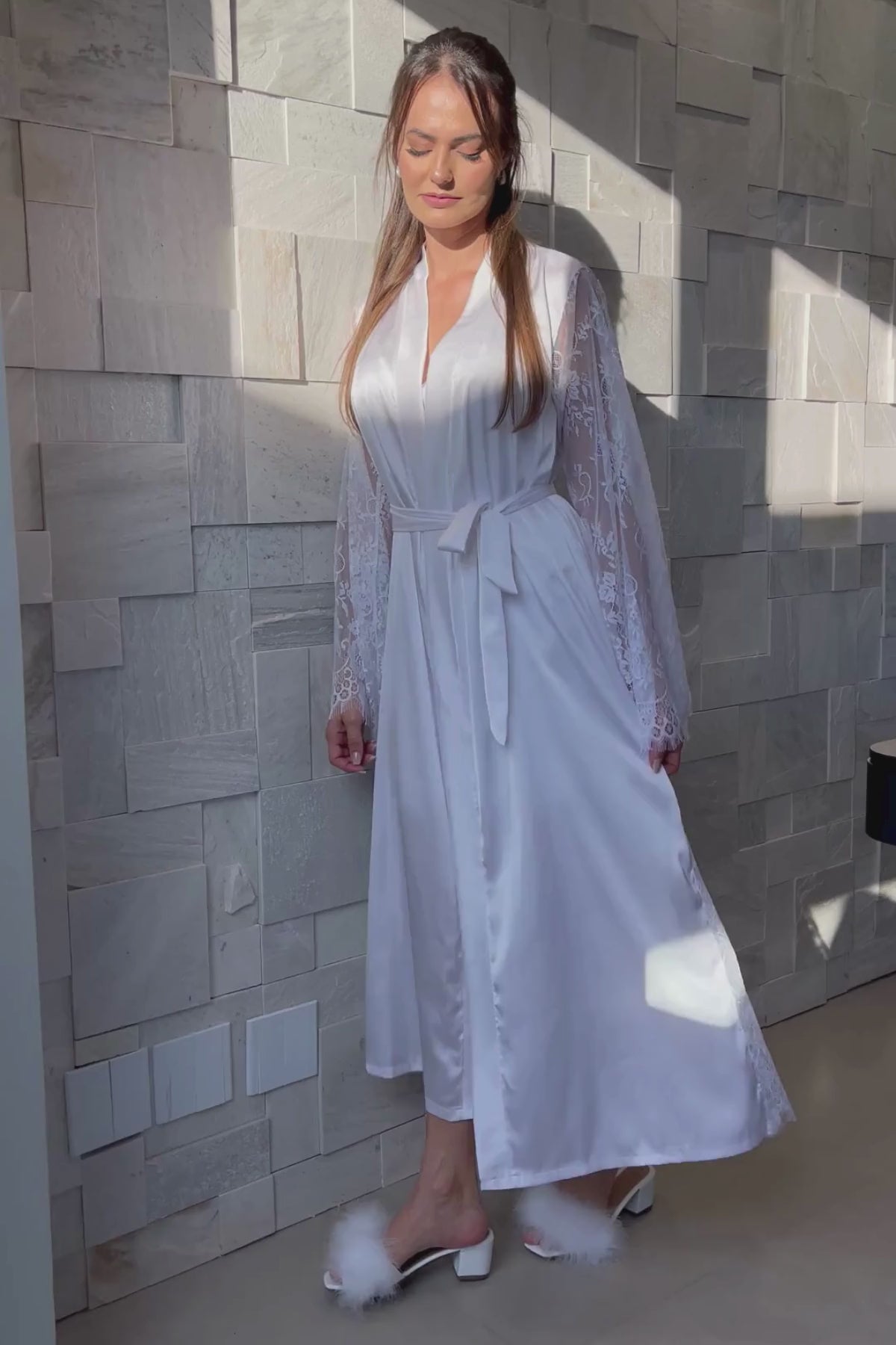 Robe Cloe Longo com Renda Chantilly Branco Elegante e Sofisticado