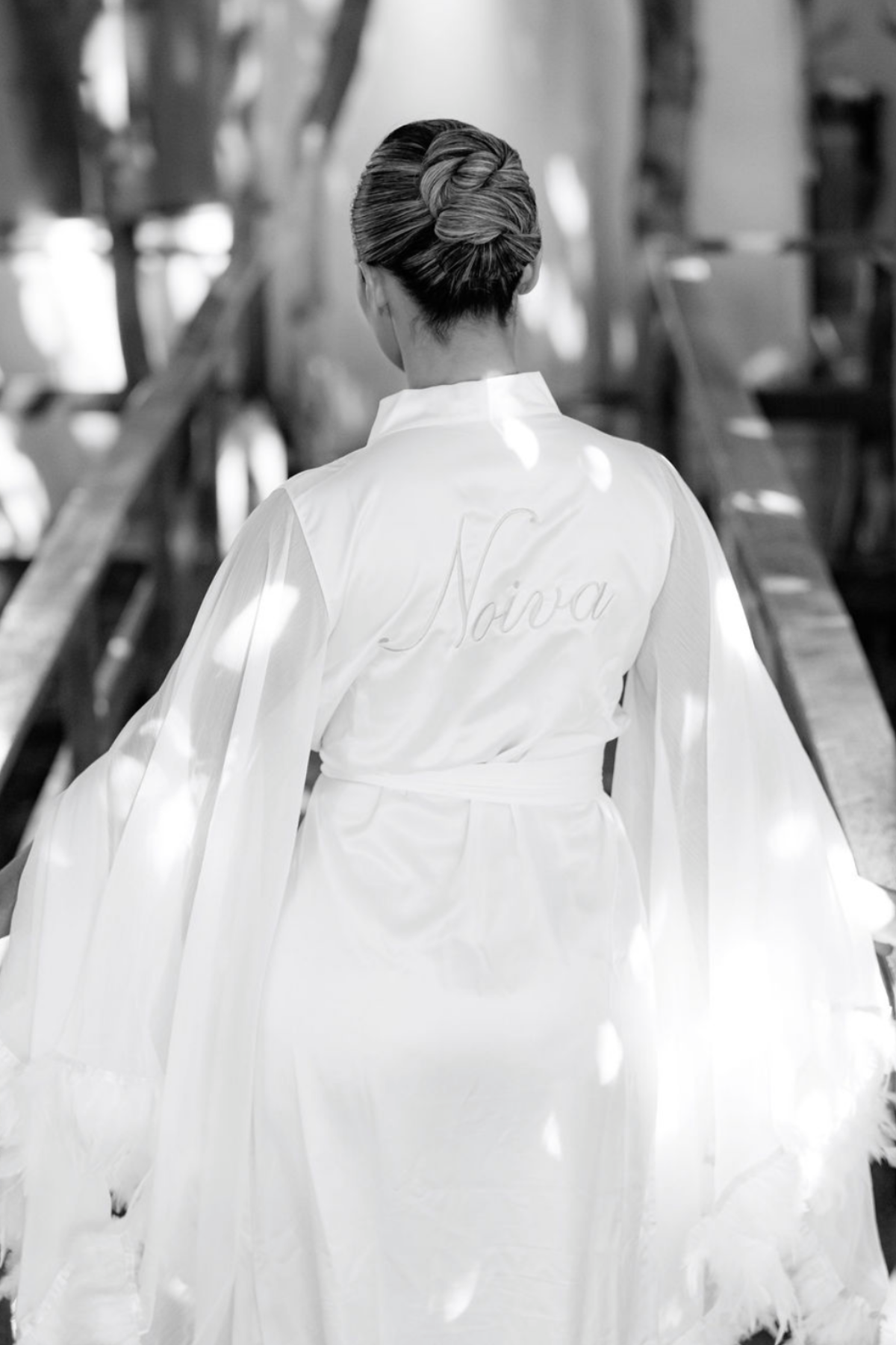 Robe Isis Off White com Tule Transparente e Plumas para Noivas Fashion