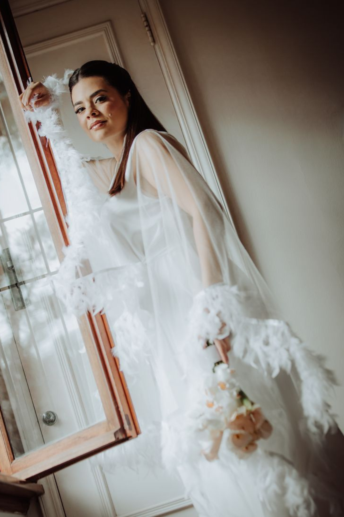 Robe Isis Off White com Tule Transparente e Plumas para Noivas Fashion