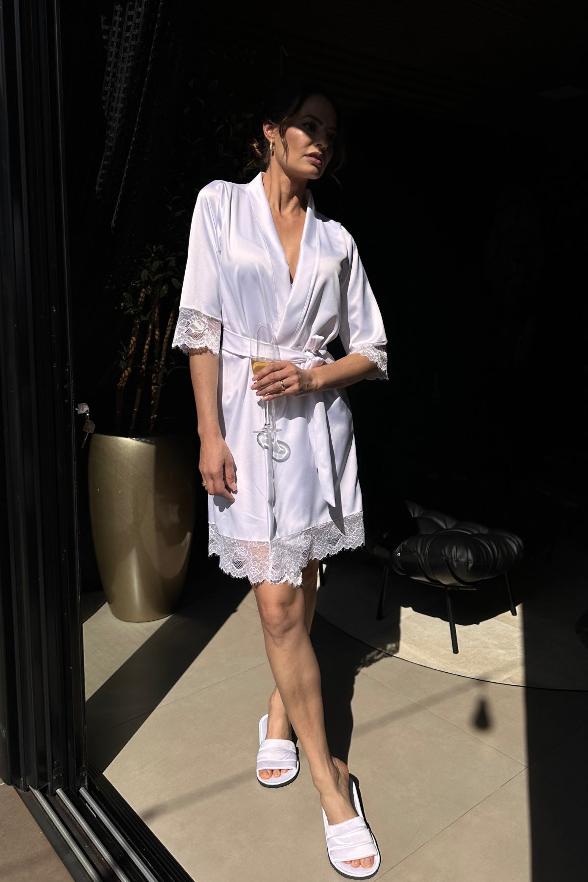 Robe Beatriz Curto com Renda Chantilly Branco e Off White para Noiva Classica