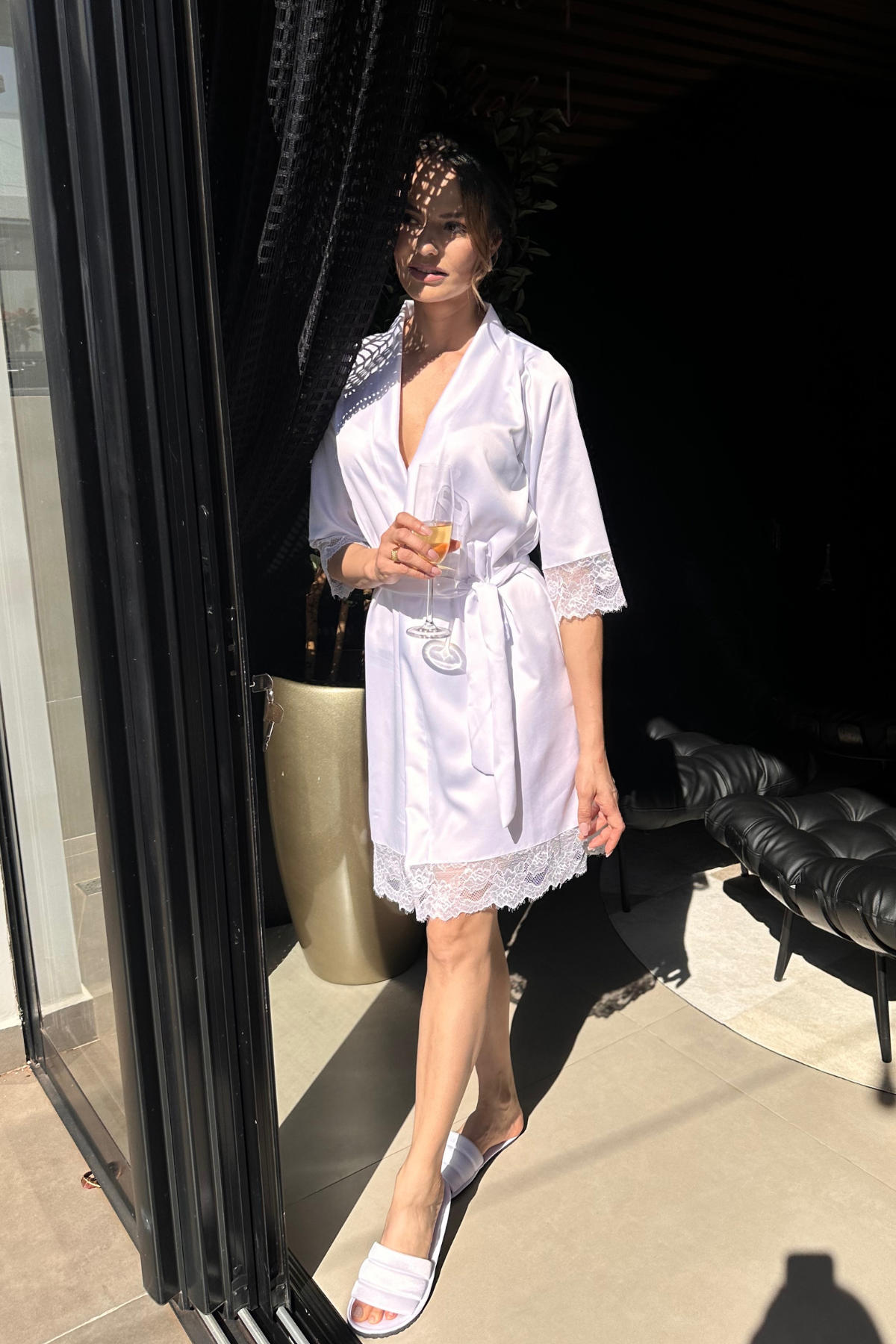 Robe Beatriz Curto com Renda Chantilly Branco e Off White para Noiva Classica