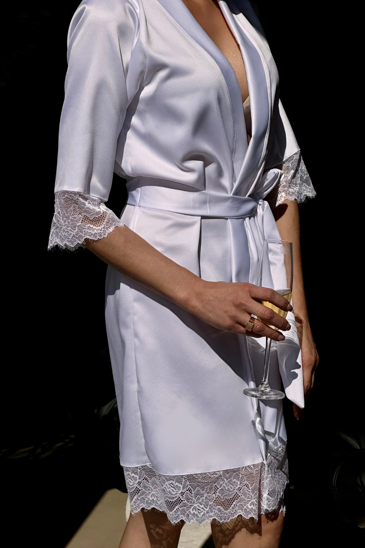 Robe Beatriz Curto com Renda Chantilly Branco e Off White para Noiva Classica