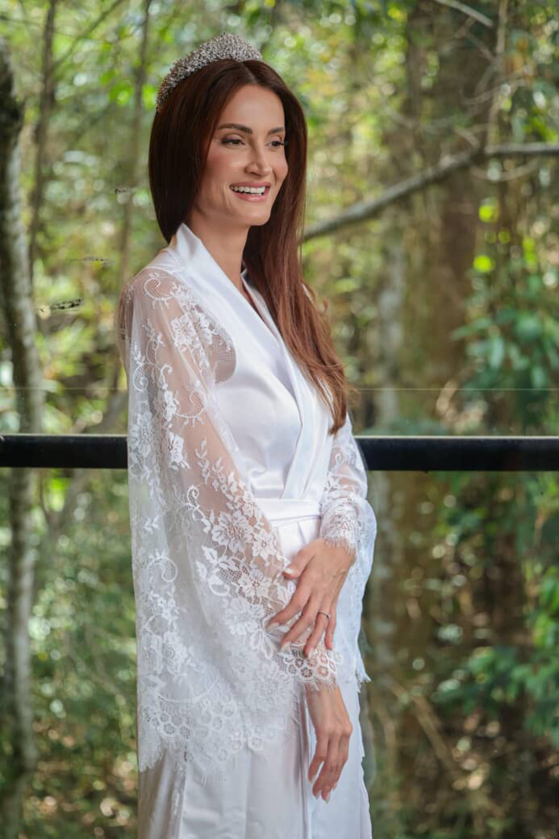 Robe Cloe Longo com Renda Chantilly Branco Elegante e Sofisticado