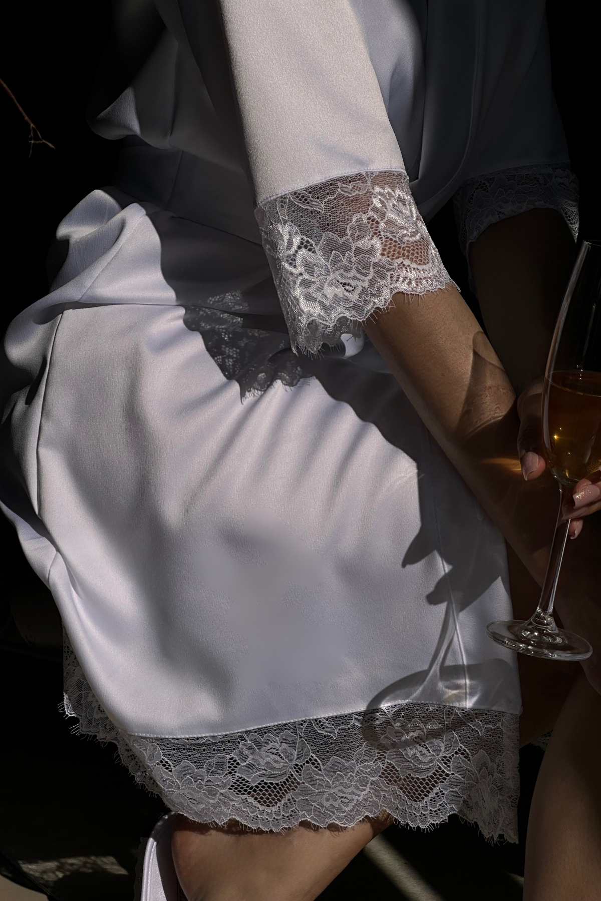 Robe Beatriz Curto com Renda Chantilly Branco e Off White para Noiva Classica