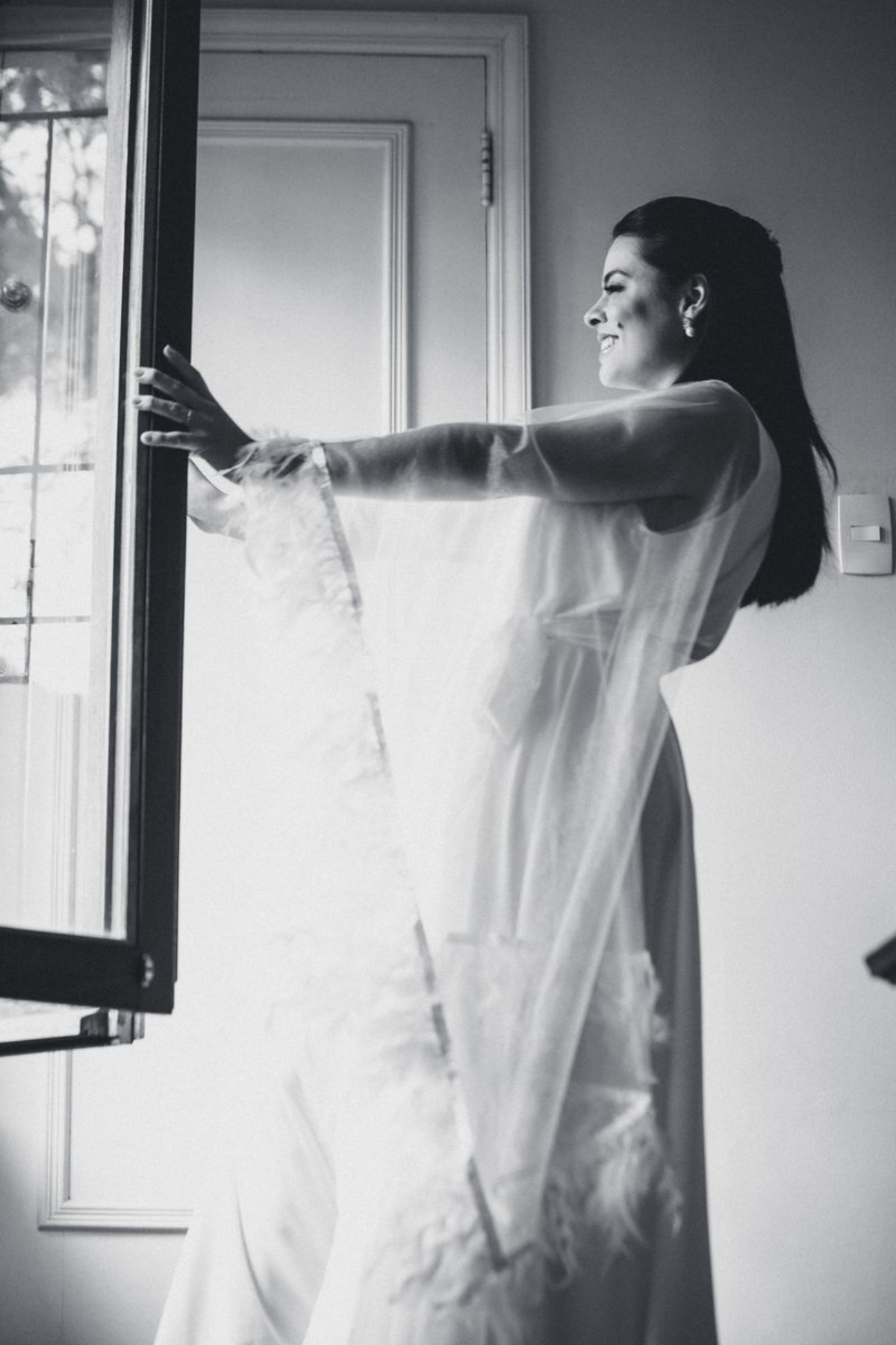 Robe Isis Off White com Tule Transparente e Plumas para Noivas Fashion