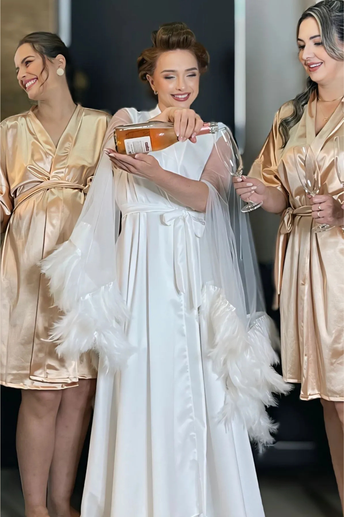 Robe Isis Off White com Tule Transparente e Plumas para Noivas Fashion